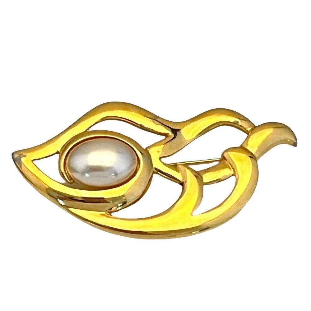 Vintage 1980s Napier Brooch Simulated Pearl Gold Tone Pin - 8U
